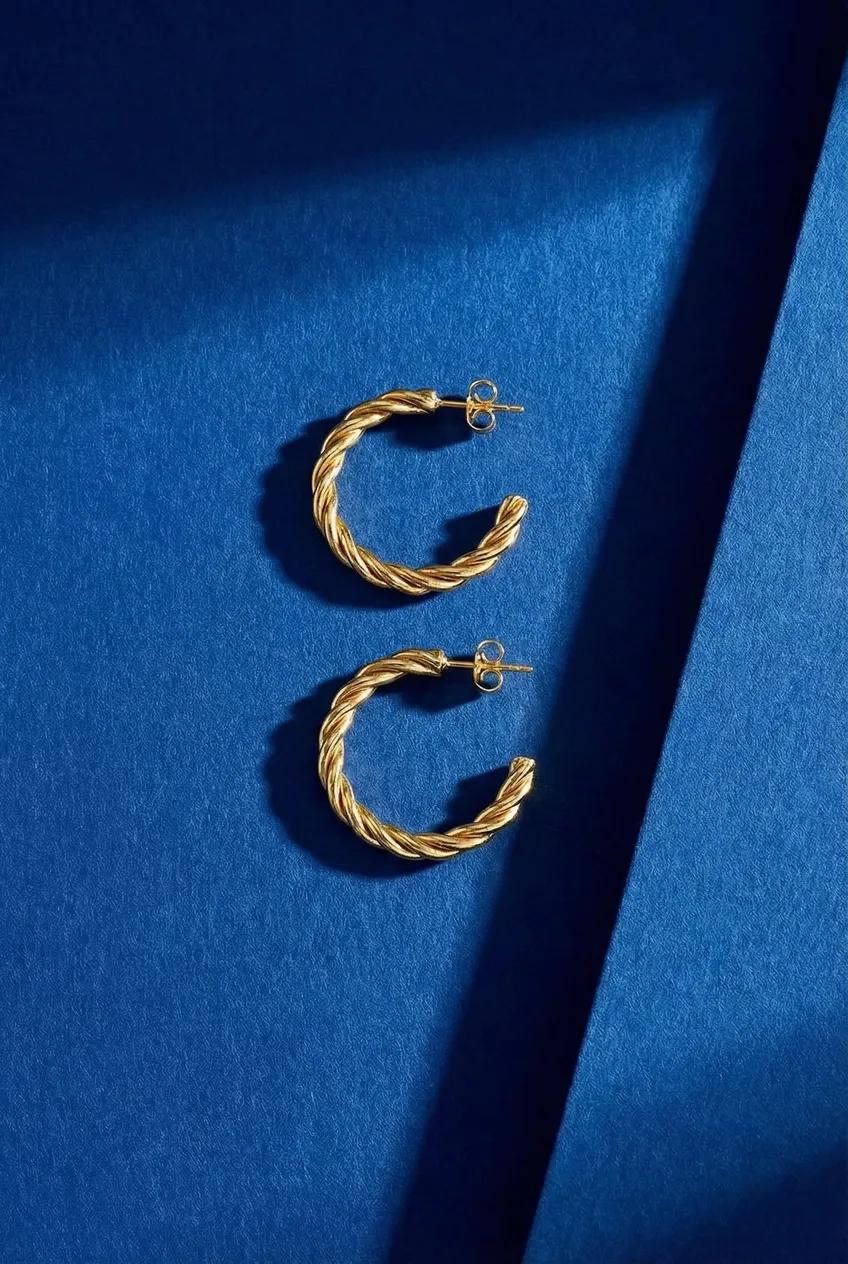 Boucles d'oreilles posées — Exemple Prompt Studio