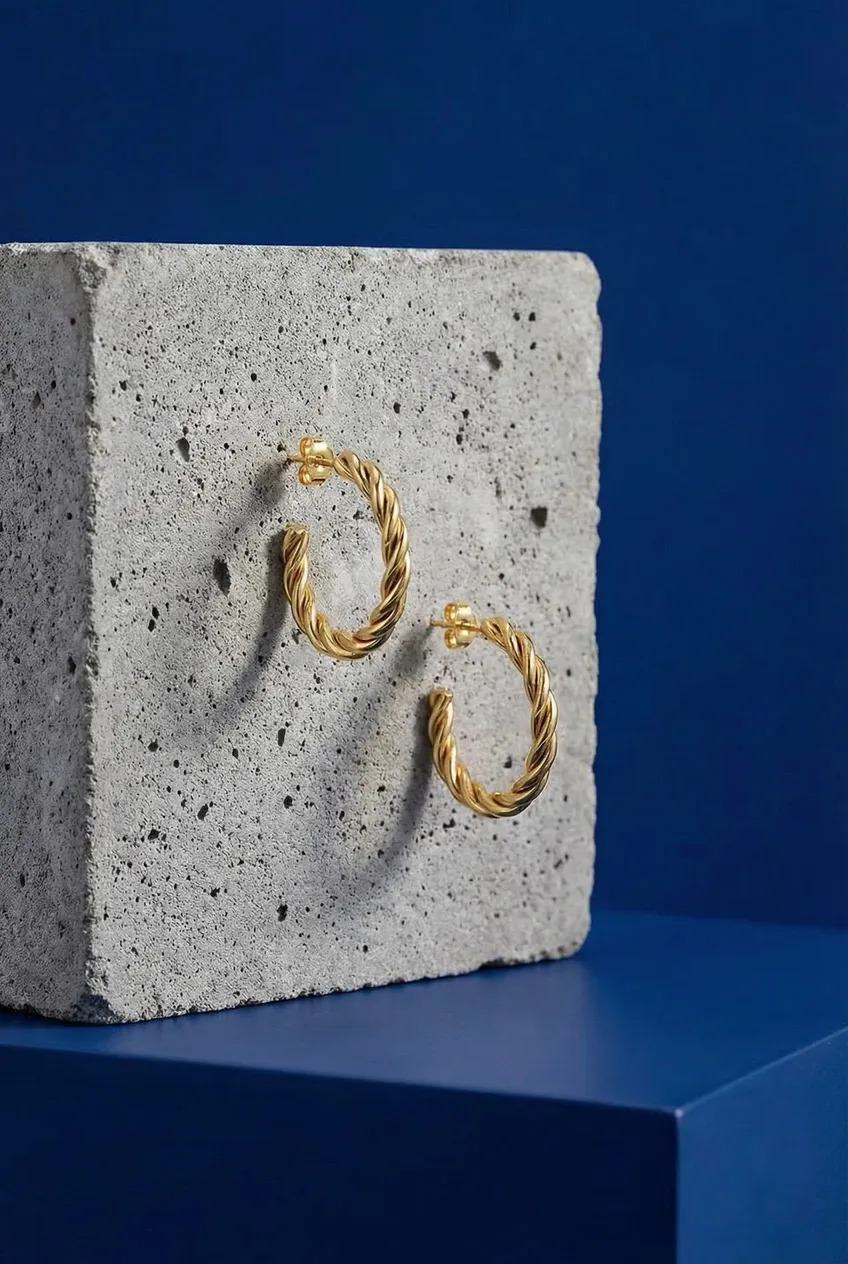 Boucles d'oreilles posées — Exemple Prompt Studio