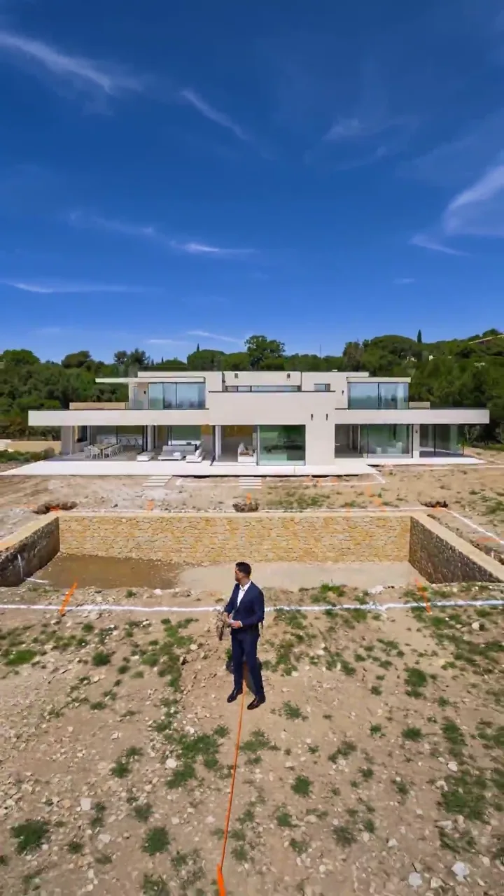 Film 3D d'une maison individuelle moderne posée sur le terrain nu du client avant construction